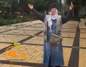  شاهد: "هذه بلدي هذه الرملة" مشهد مؤثر للاجئة تزور الرملة لأول مرة 